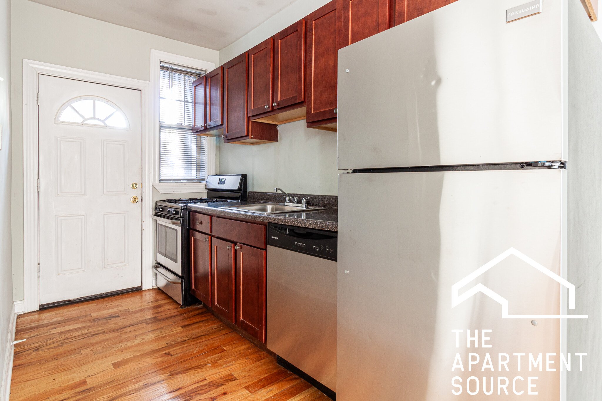Chicago Apartment: 626 West Barry Ave