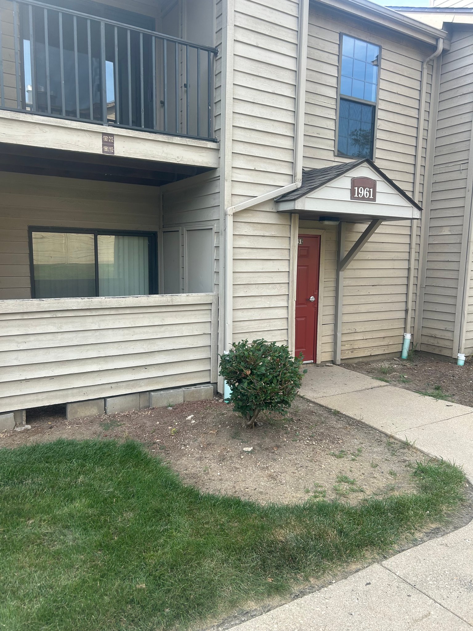 Palatine House: 1961 N. Hicks Rd
