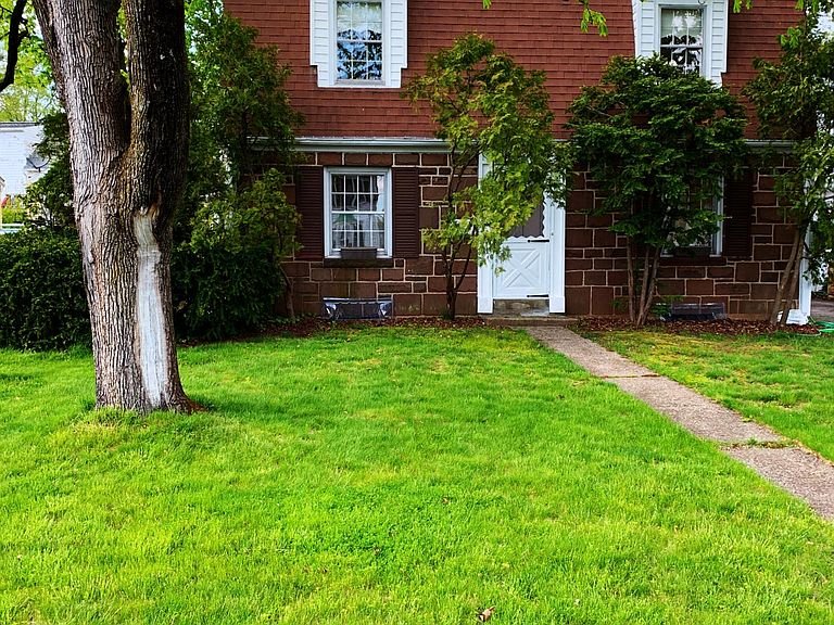 West Hartford House: 16 Thomson Rd