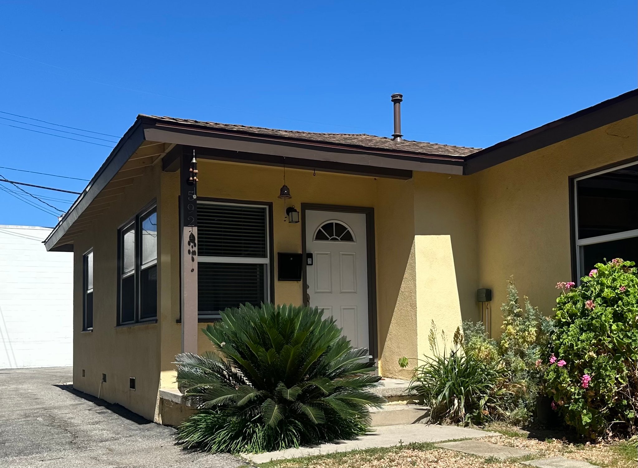 Van Nuys House: 5921 Cedros Ave