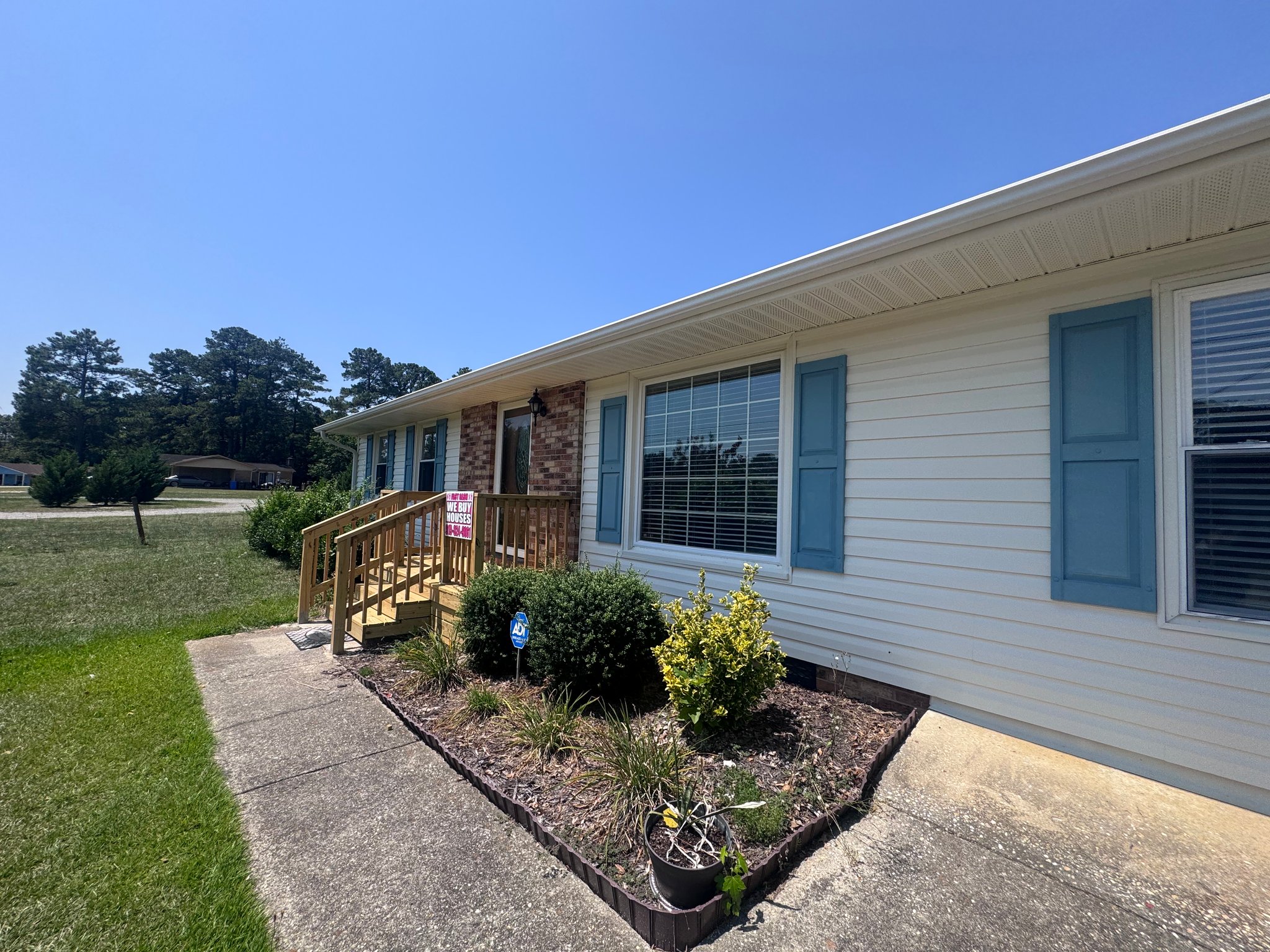 Fayetteville House: 7363 Hyannis Dr