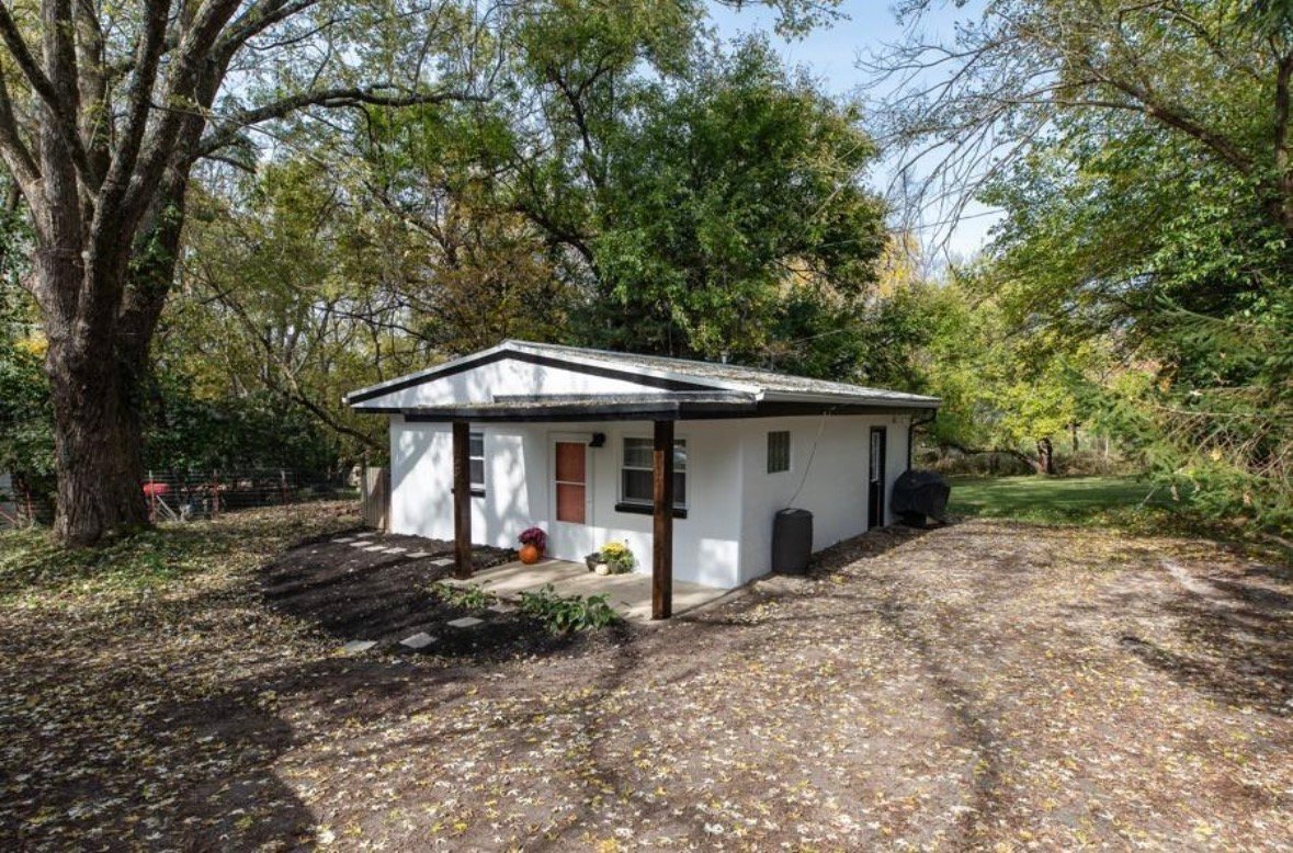 Bloomington House: 1631 S Huntington Dr