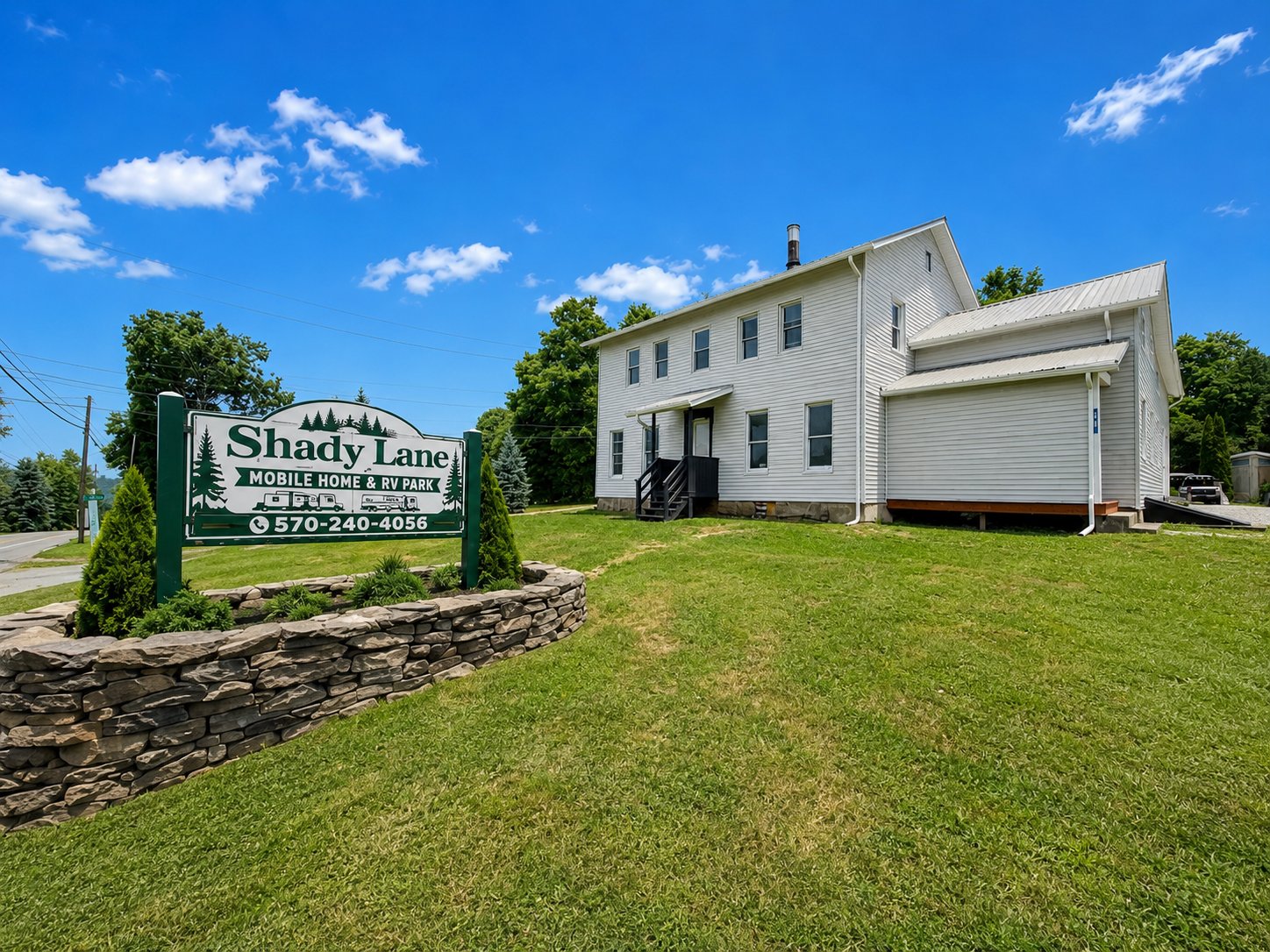 Montrose Apartment: 40 Maple Ln