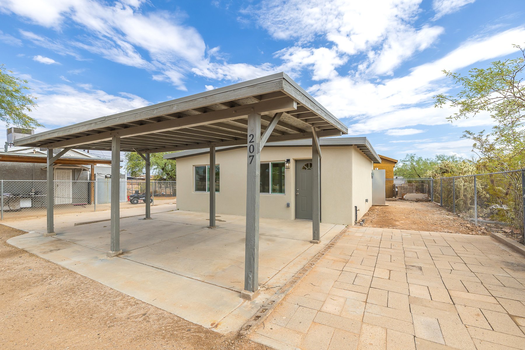 Tucson House: 207 E Valeska Rd