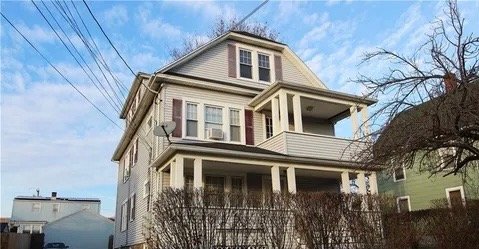 Stratford Apartment: 328 Jackson Ave