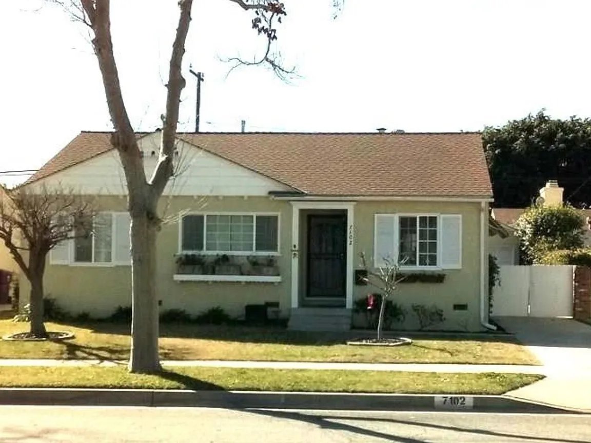 Long Beach House: 7102 E Parkcrest St