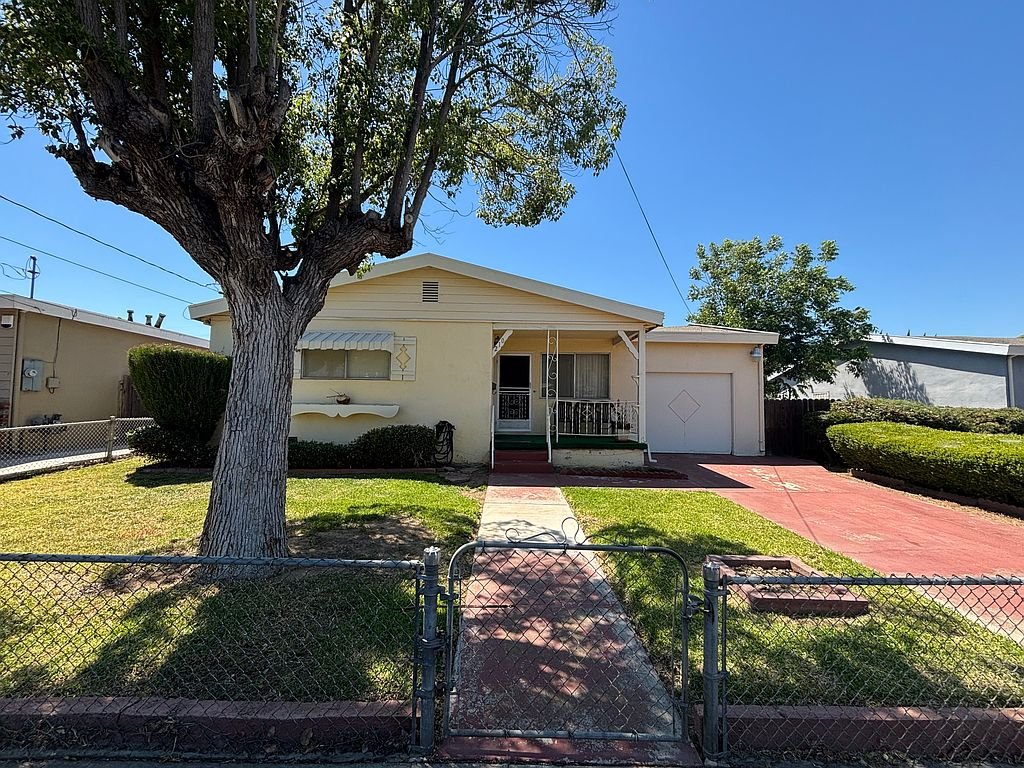 Pittsburg House: 210 Benjamin Ave