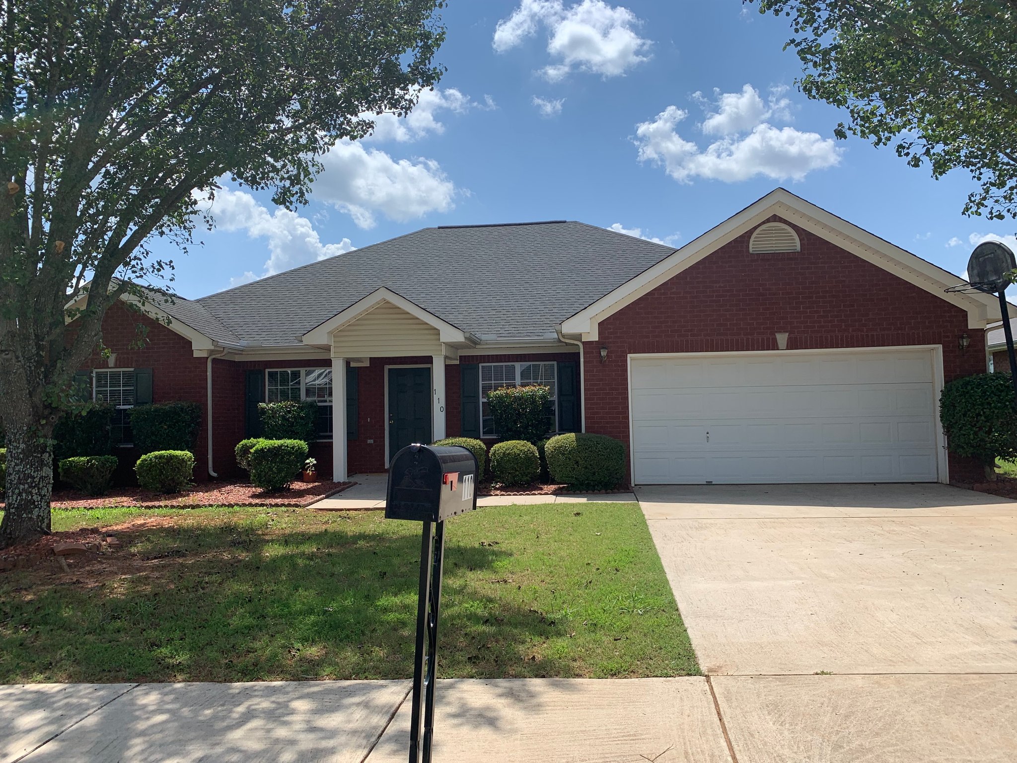 Madison House: 110 Meadowglade Ln