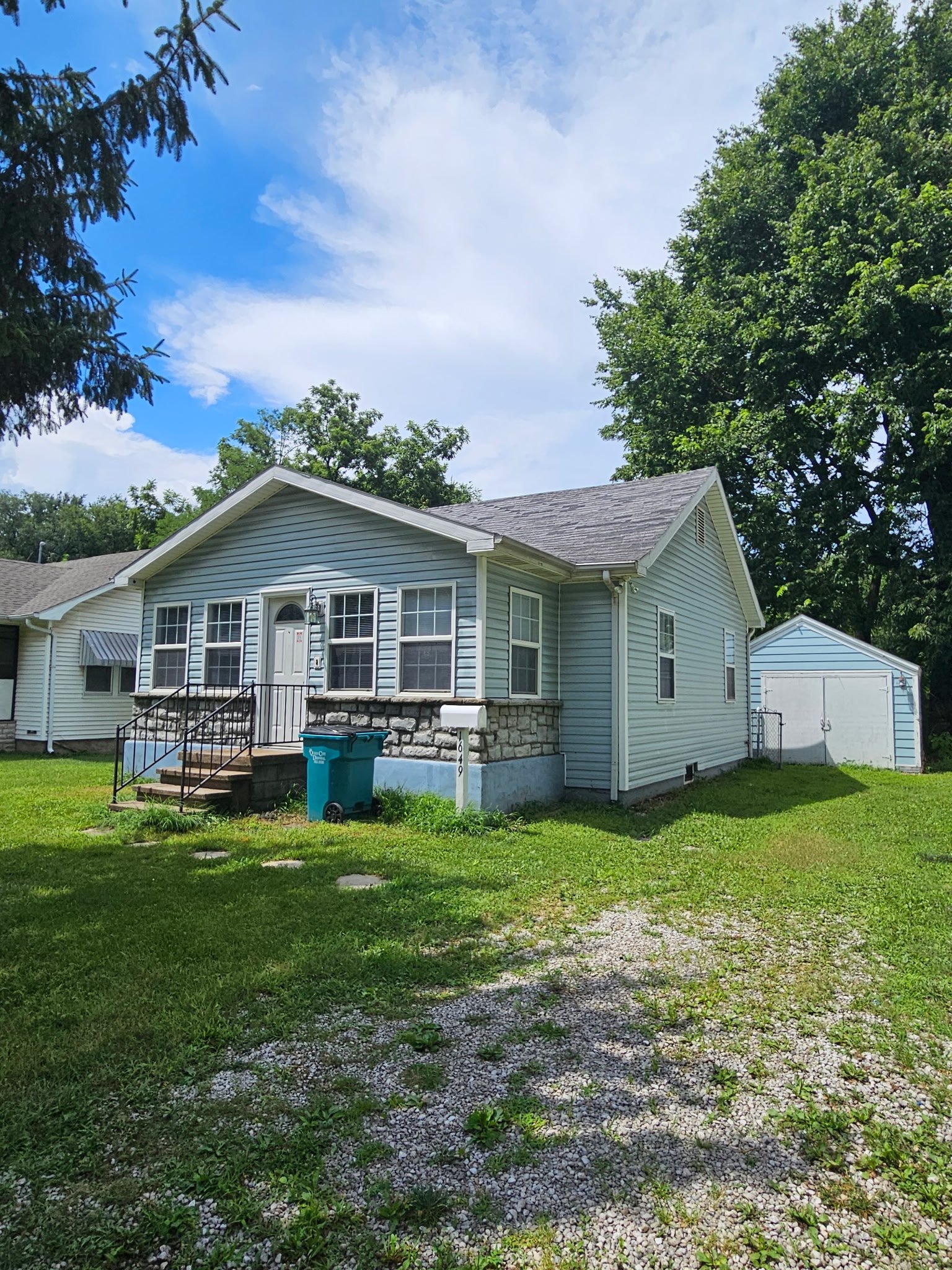 Springfield House: 1649 E Blaine St