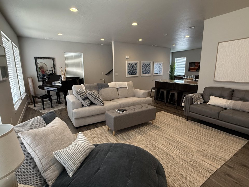 Layton Townhome: 371 W Knights Ln