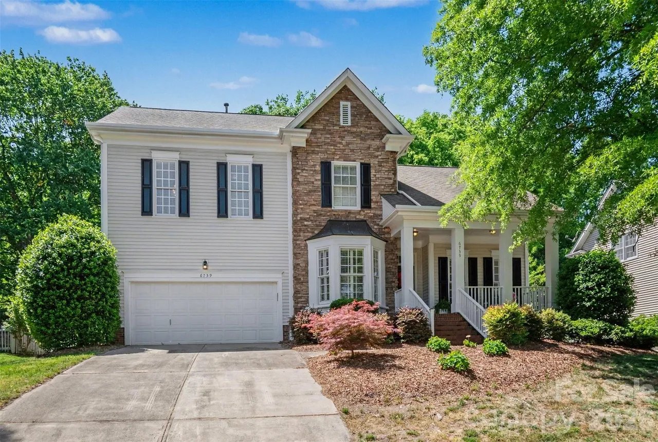 charlotte House: 6739 Red Maple Dr