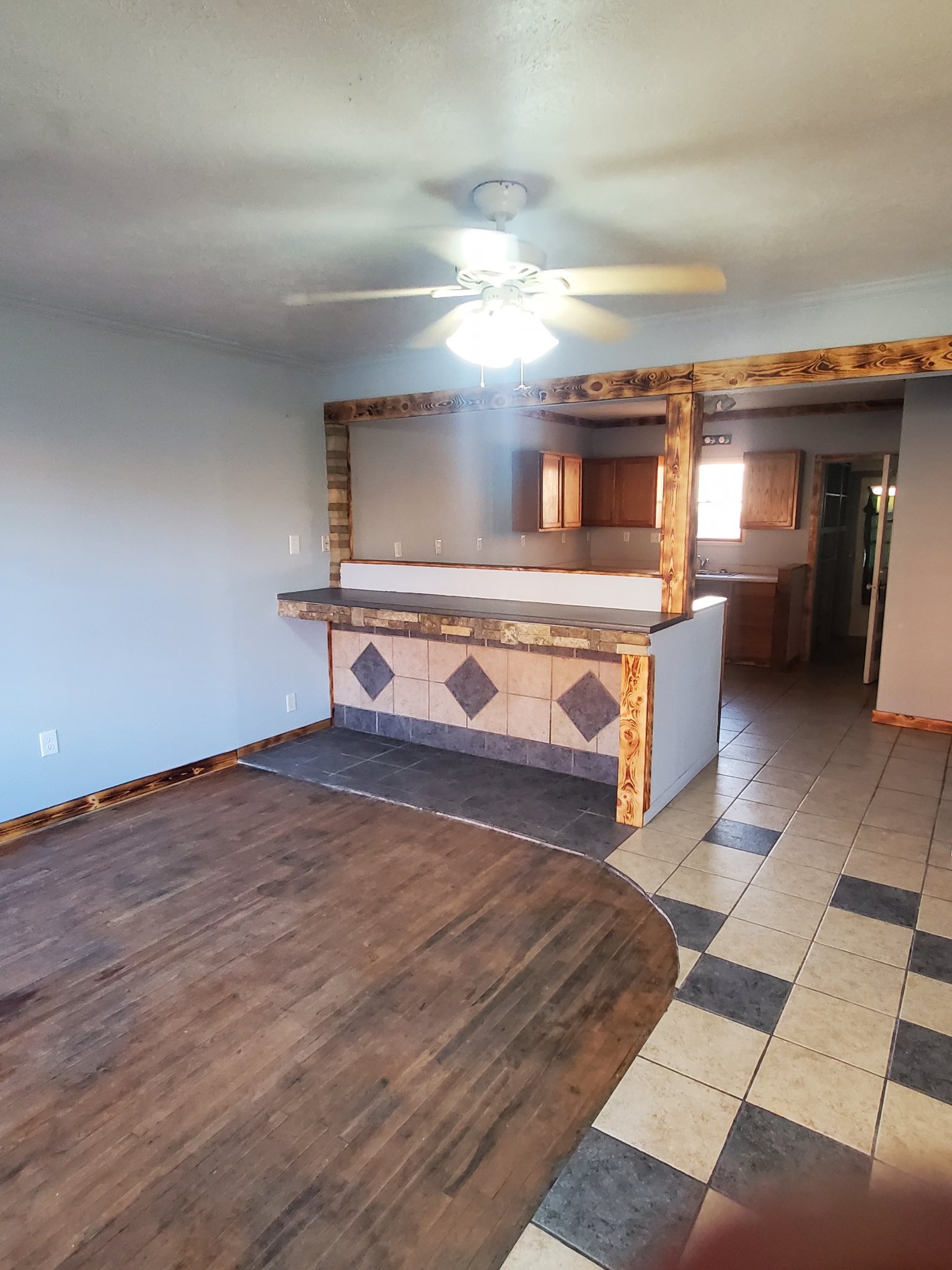 Hoisington House: 163 S Elm