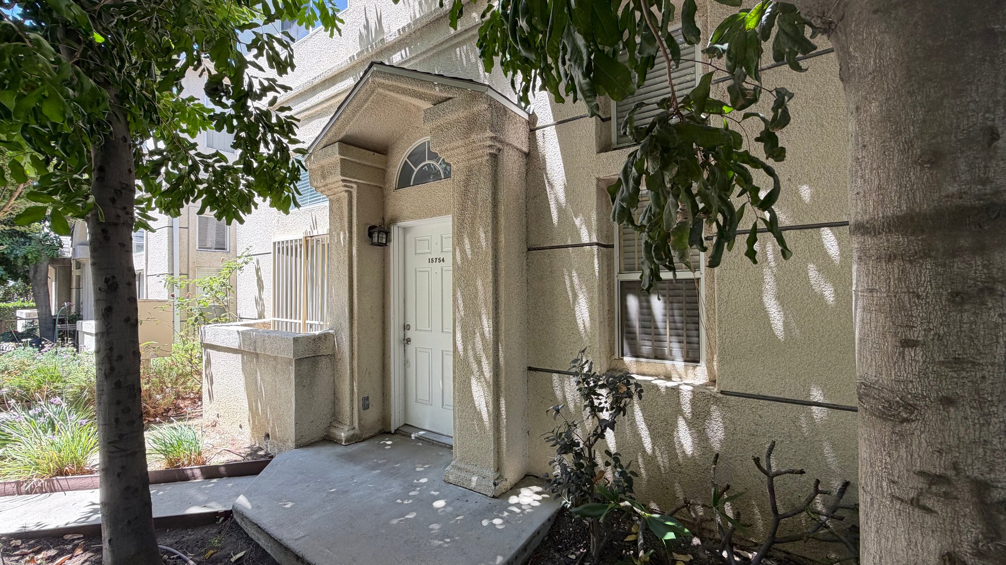 Granada Hills Townhome: 15754 Devonshire St
