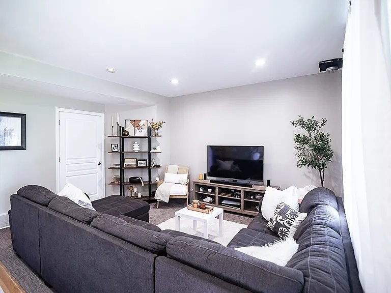 Highland House: 6523 W Bull River Rd
