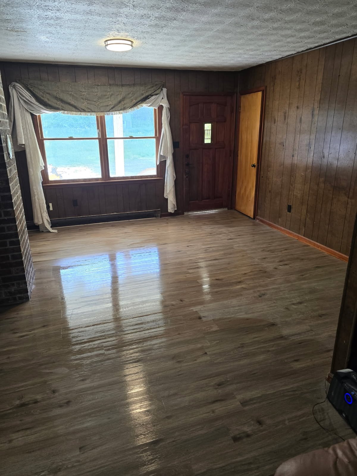 Burnsville House: 481 Charlie Brown road