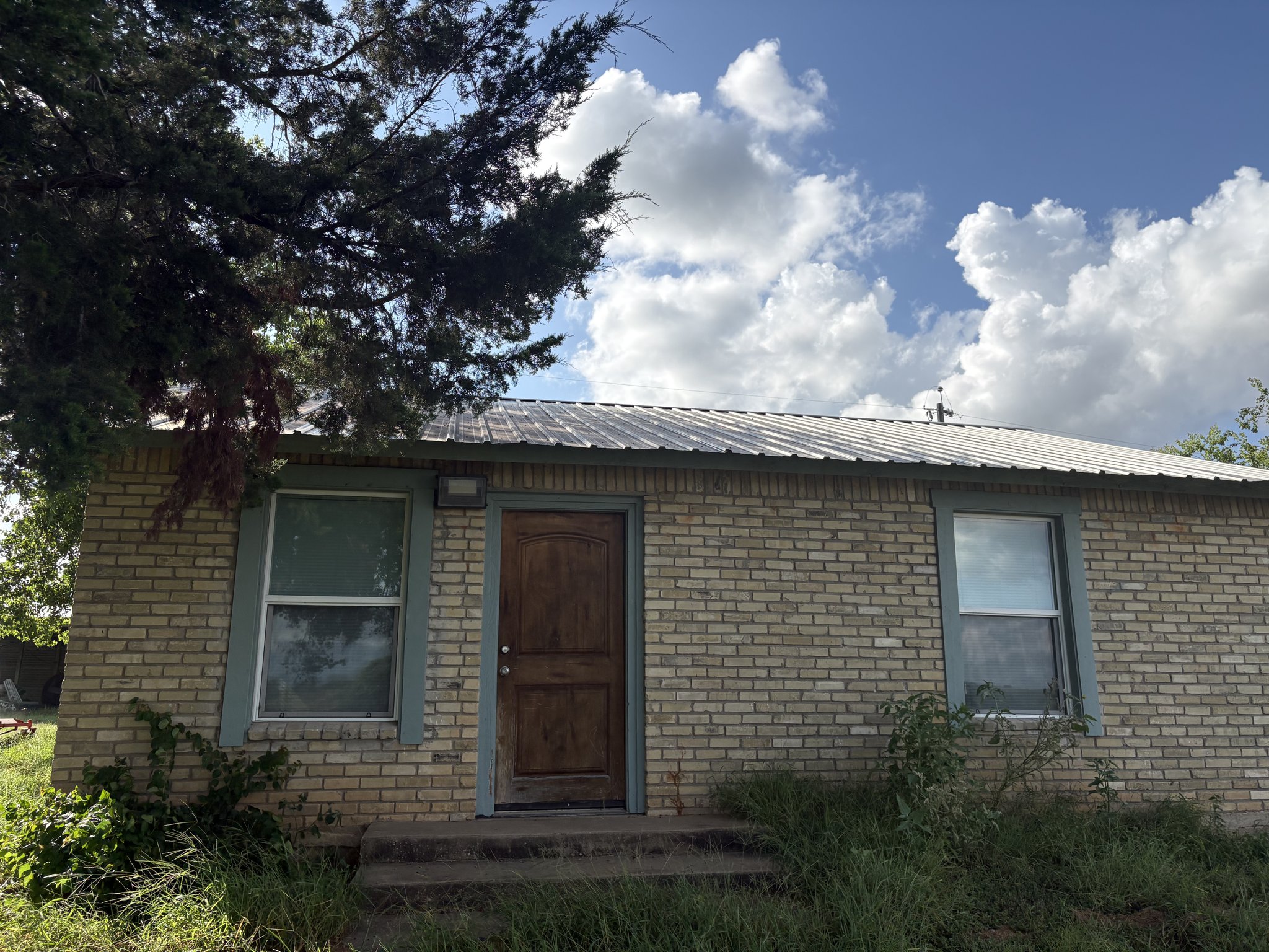 Gonzales House: 260 E County Road 271