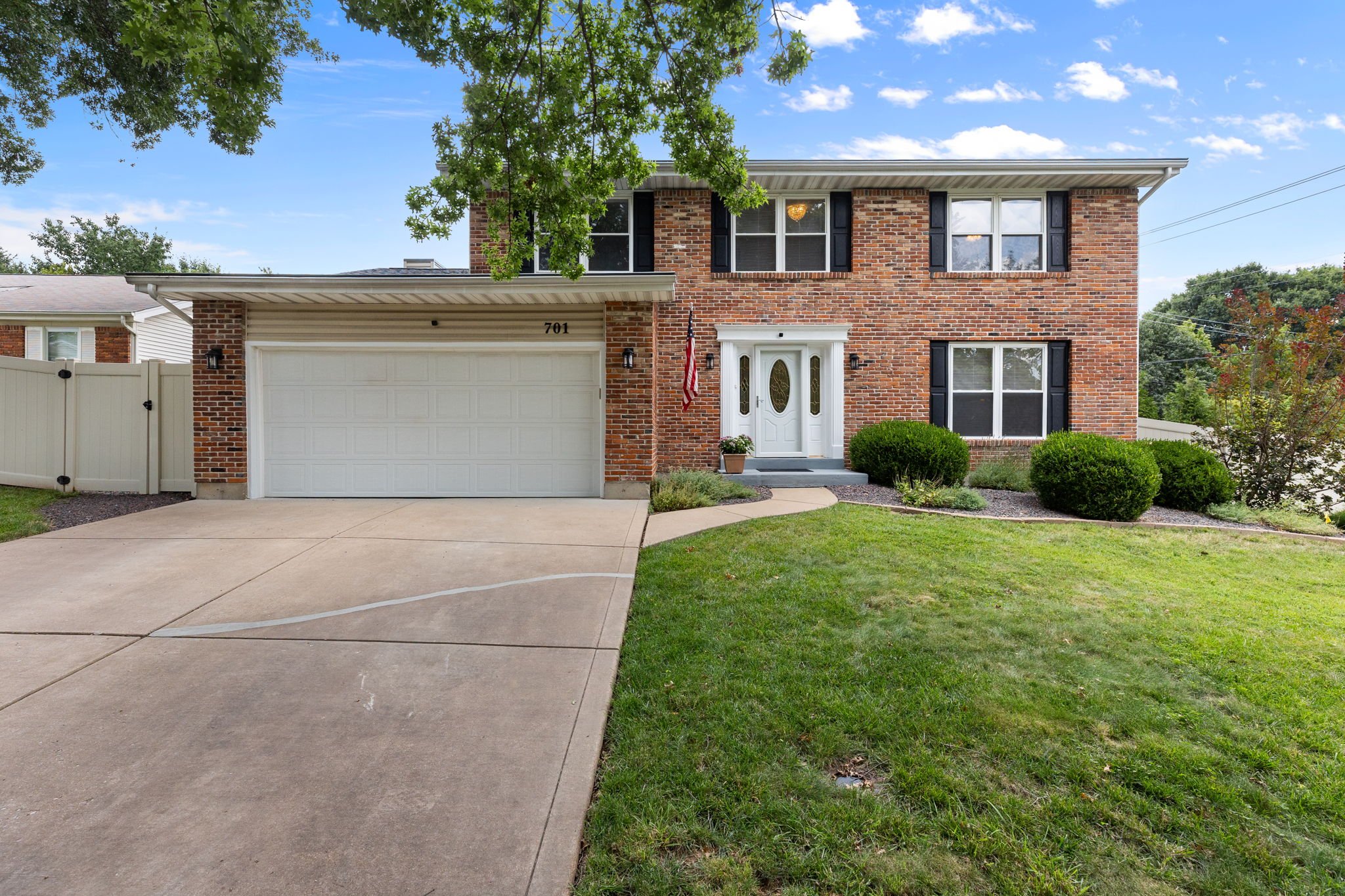 Ballwin House: 701 Oak Run Ln