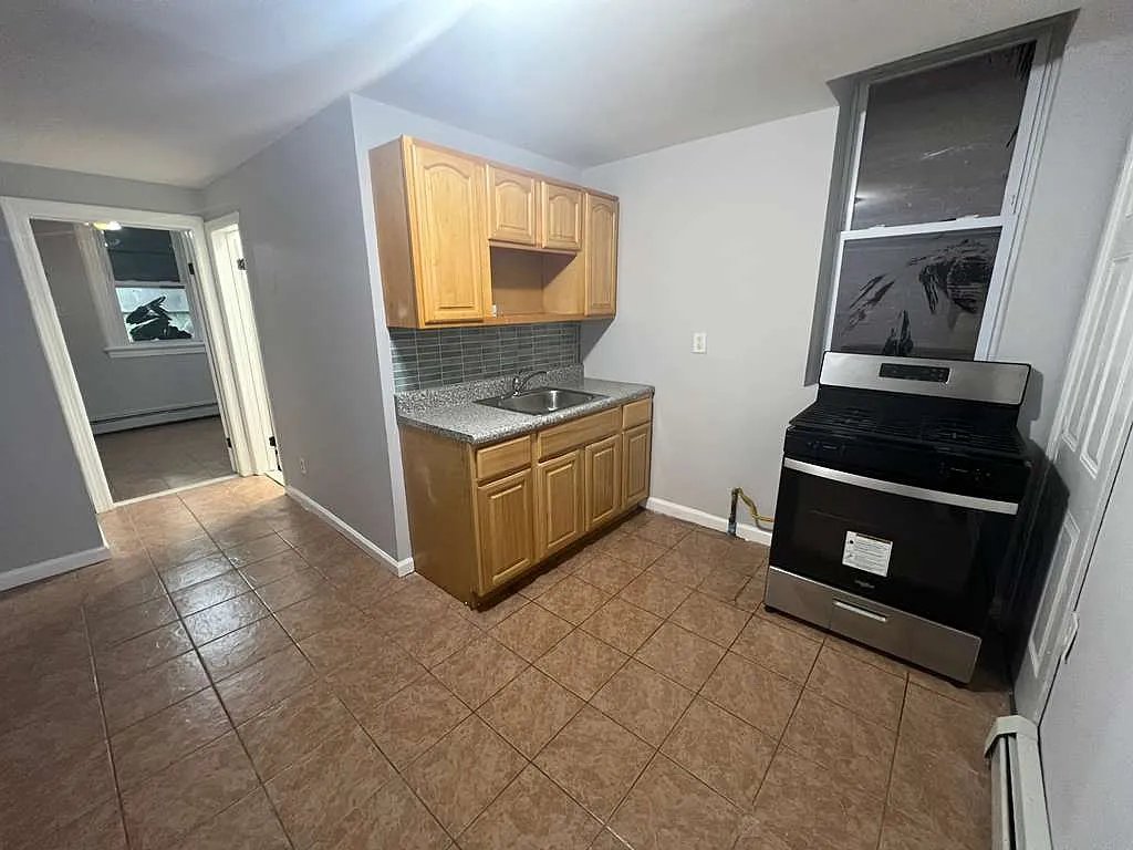 Passaic Apartment: 875 Main Ave