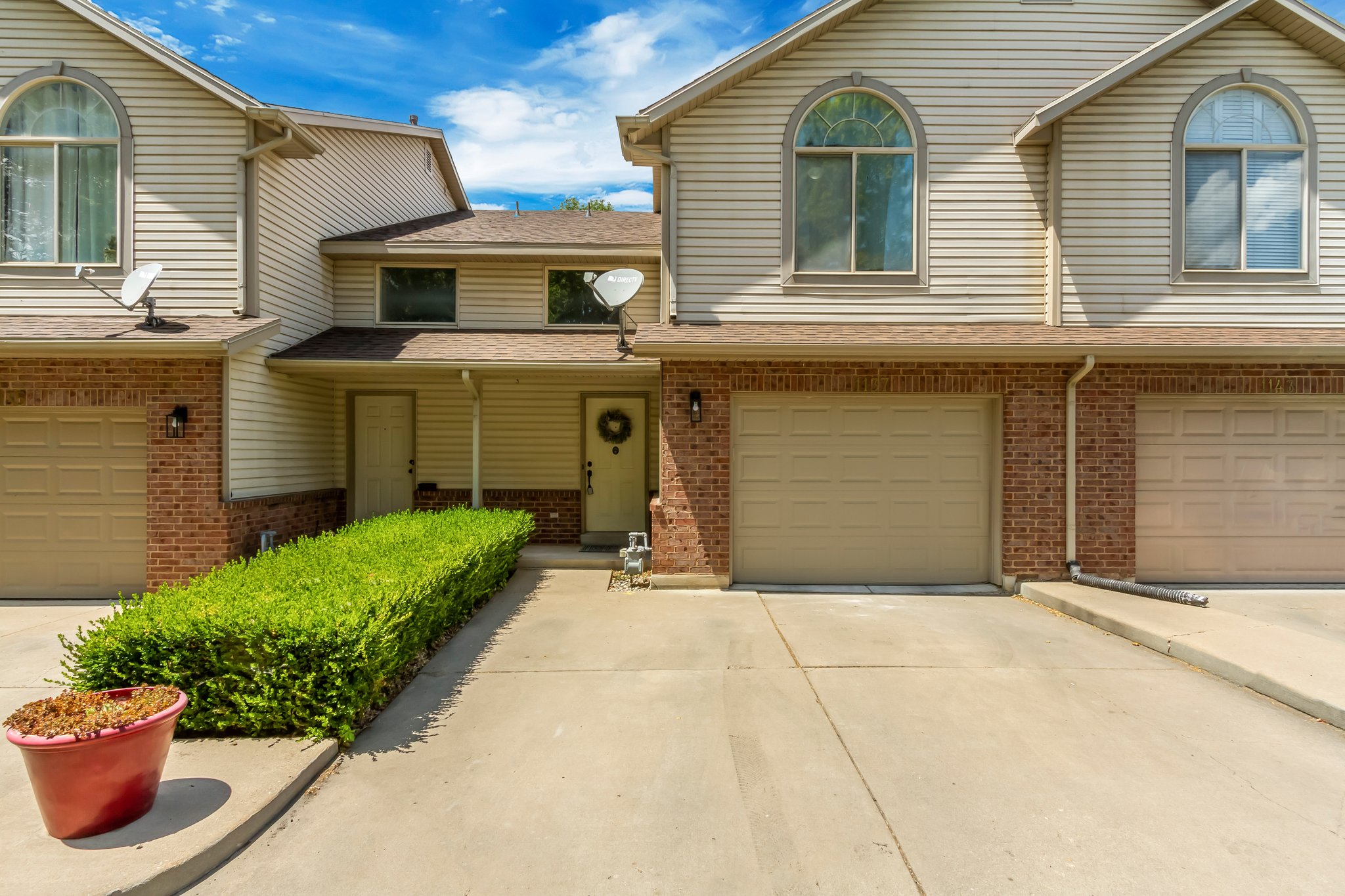 Layton Townhome: 1137 E Holmes Creek Ln