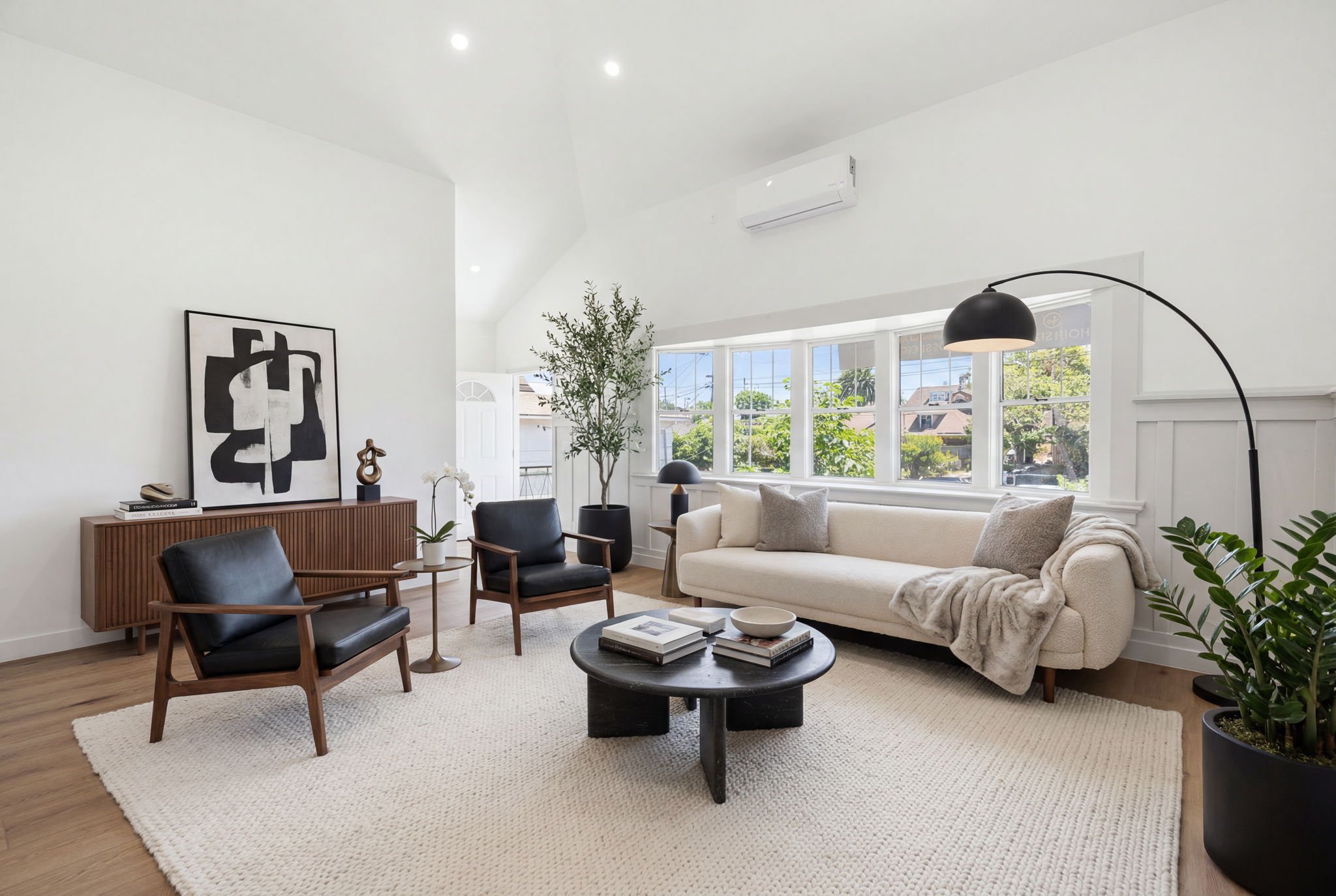 Los Angeles Apartment: 439 S Evergreen Ave