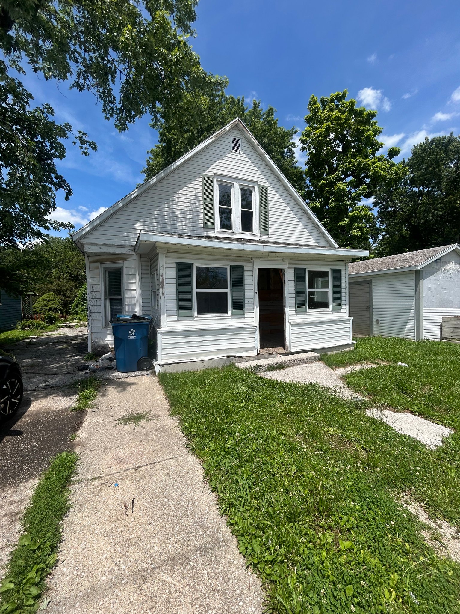 Alton House: 4 W Delmar Ave