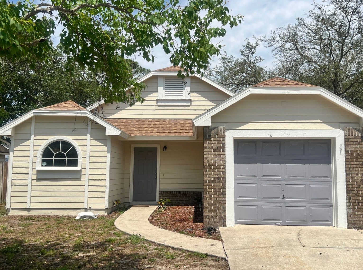 Sanford House: 160 Edgewater Cir