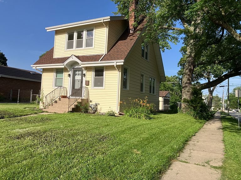 Villa Park House: 101 N Westmore Ave,