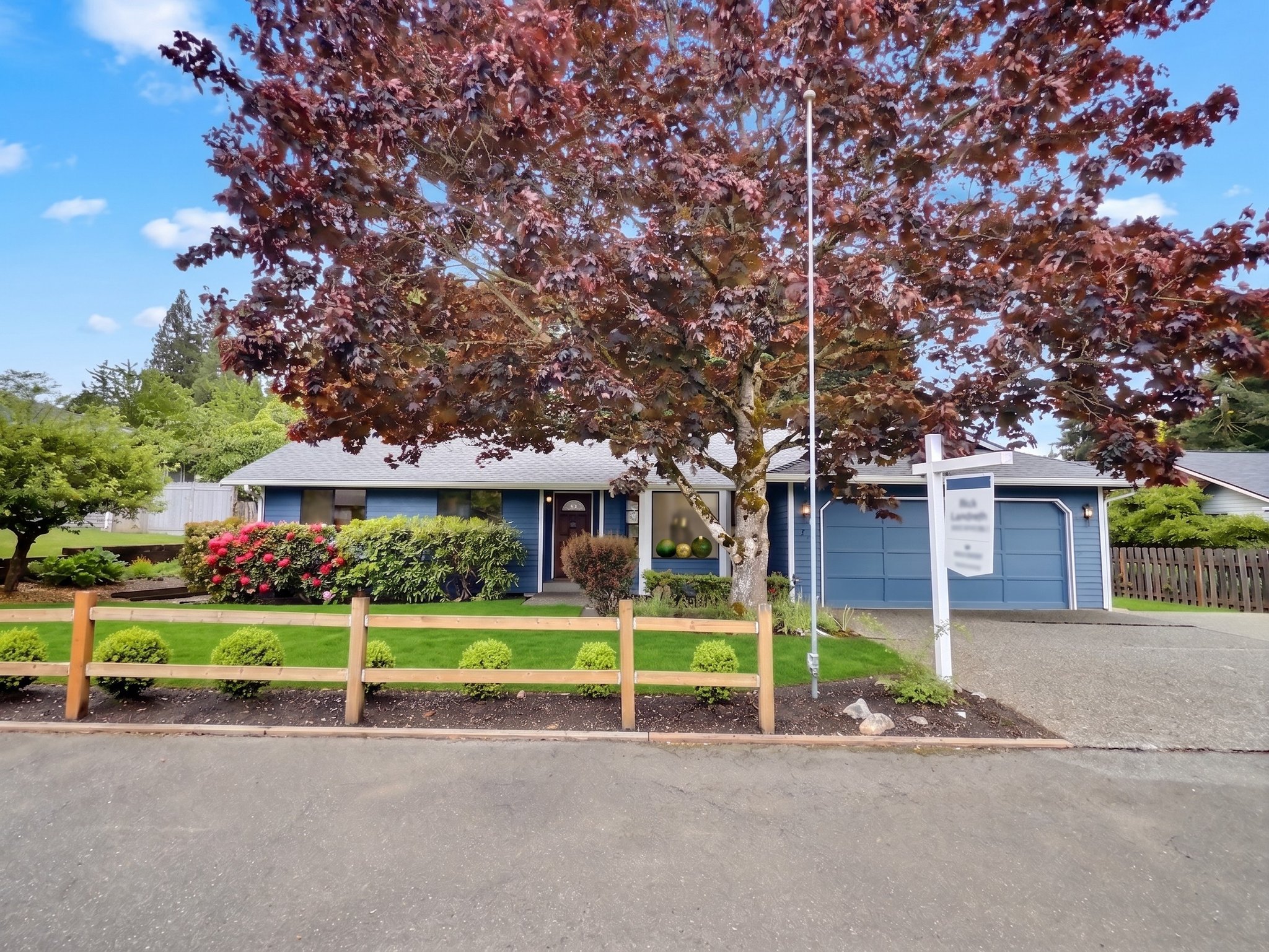 Lynnwood House: 3910 Maple Rd
