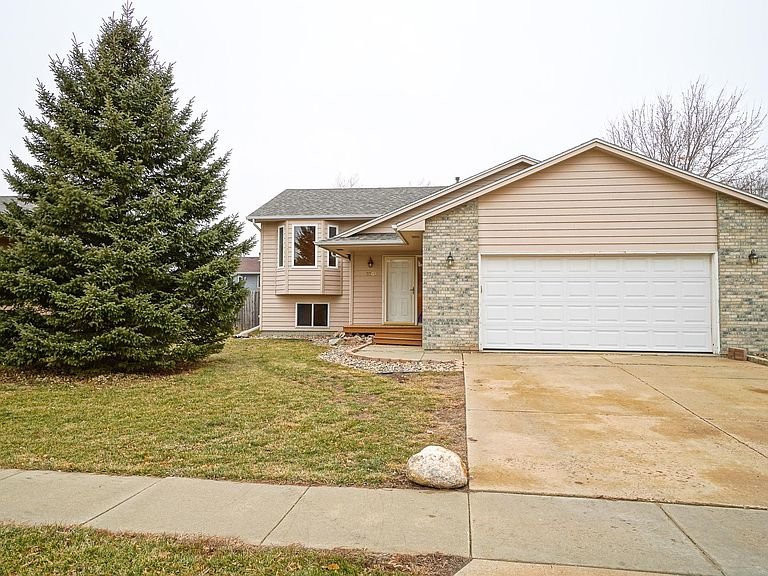 Sioux Falls House: 5201 S Baneberry Ave