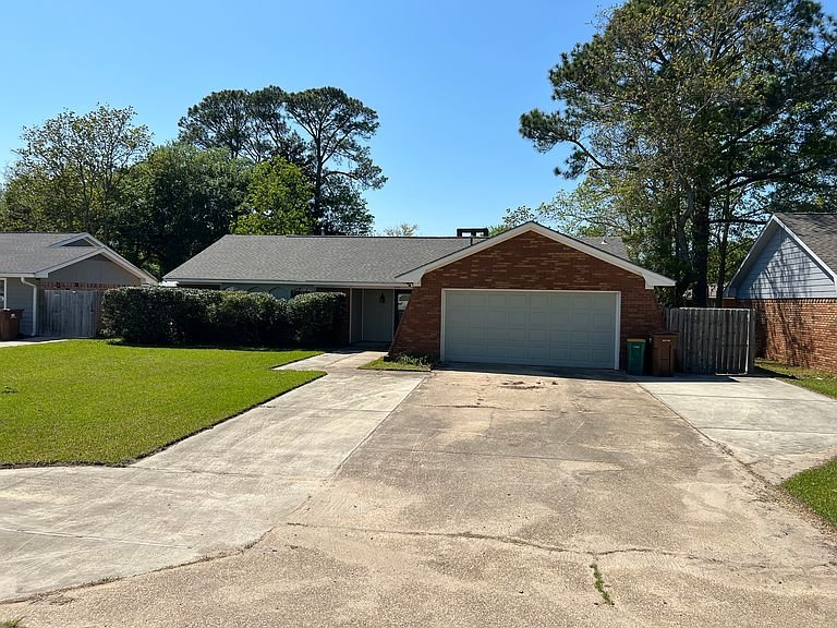 Biloxi House: 859 Camp Wilkes Rd