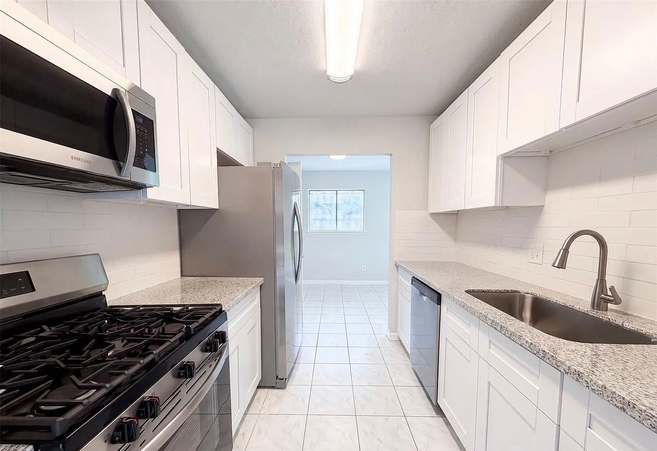 Houston House: 12511 Daventry Ln