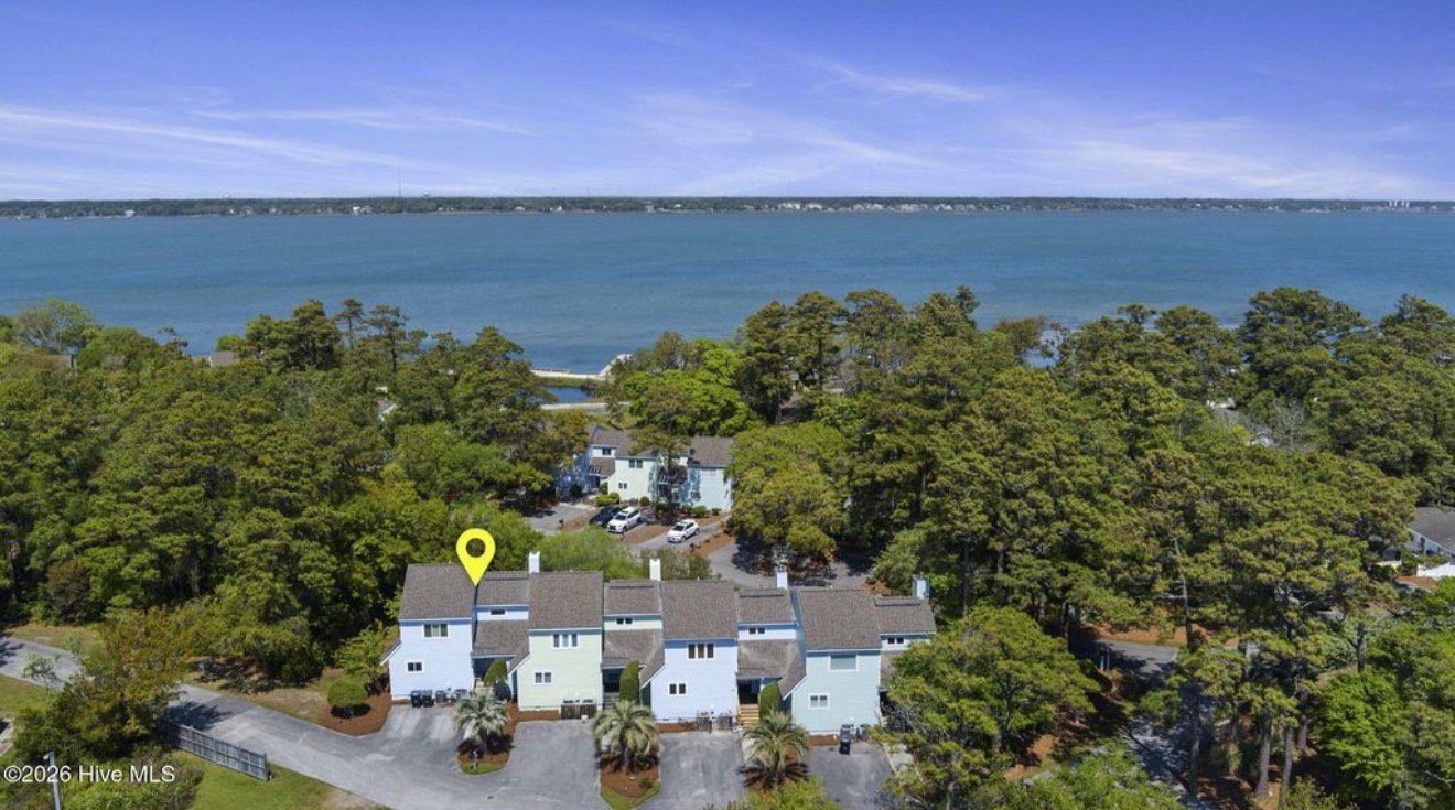 Pine Knoll Shores Townhome: 312 McGinnis Dr