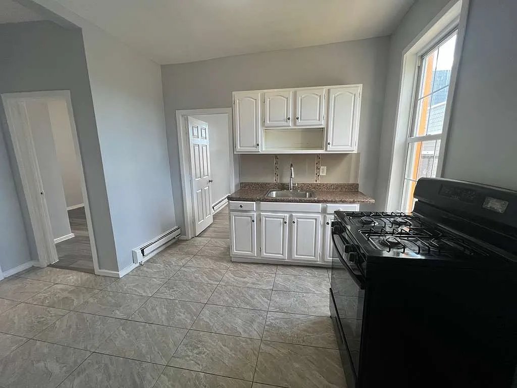 Paterson Apartment: 190 Hamilton Ave
