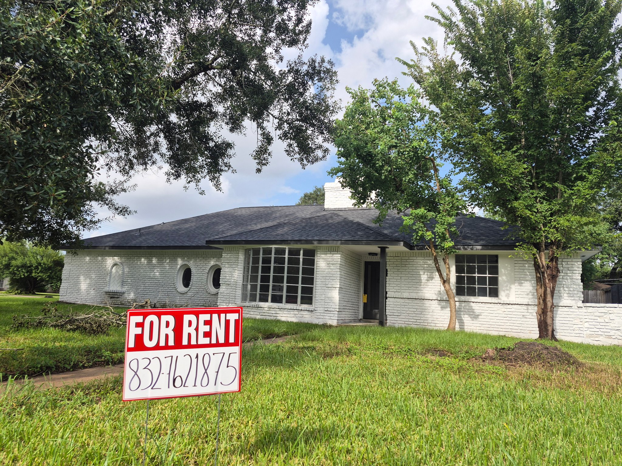 Houston House: 10603 Hillcroft Ave