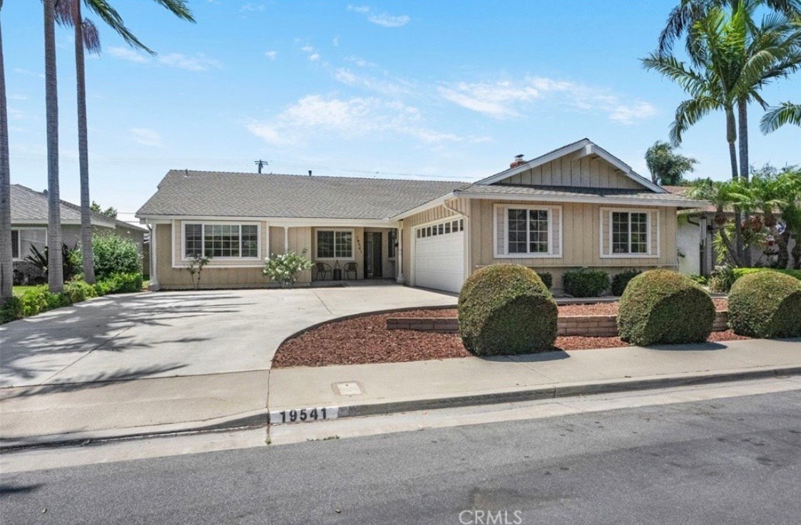 Huntington Beach House: 19541 Hartsdale Cir