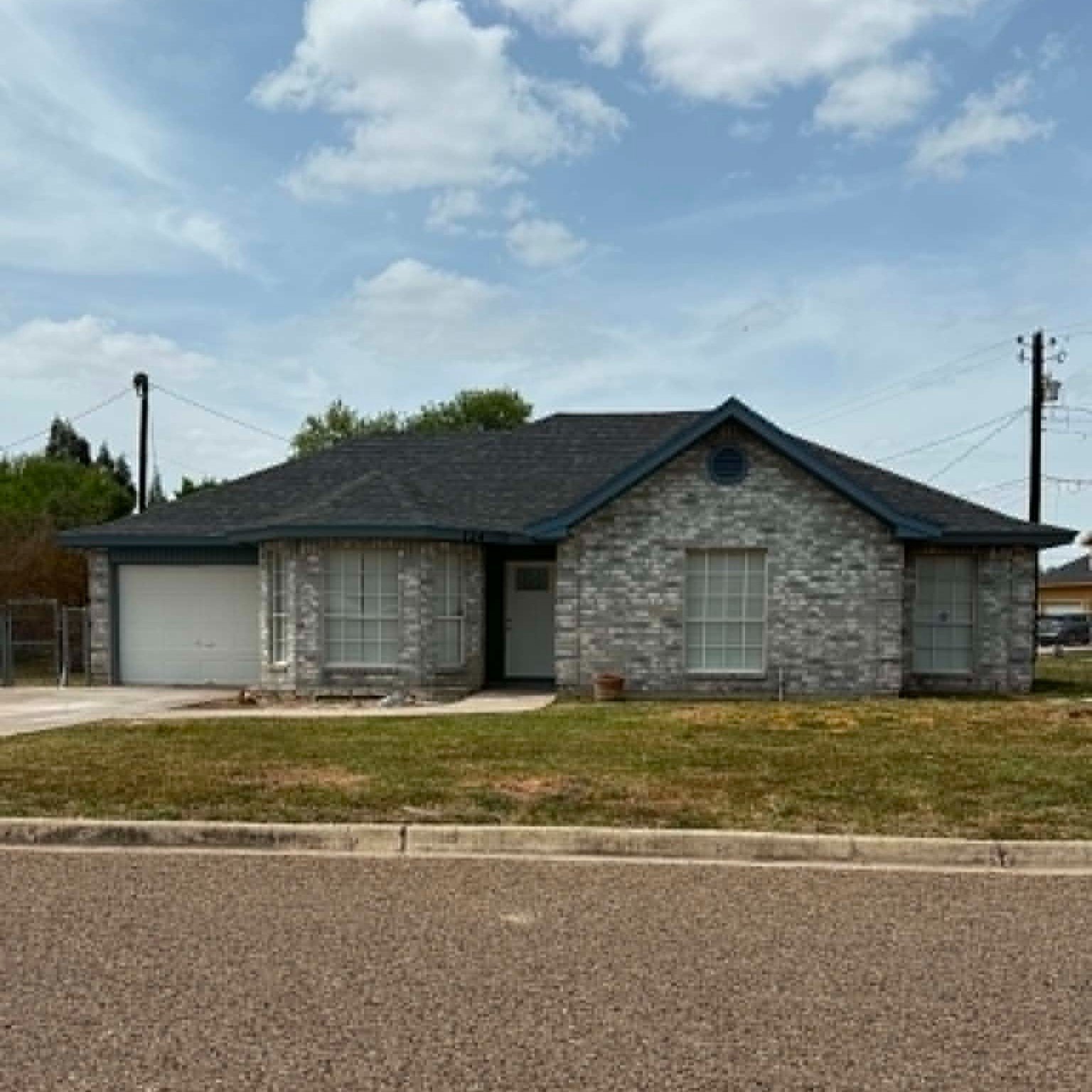 Mercedes House: 124 Maerose Ave