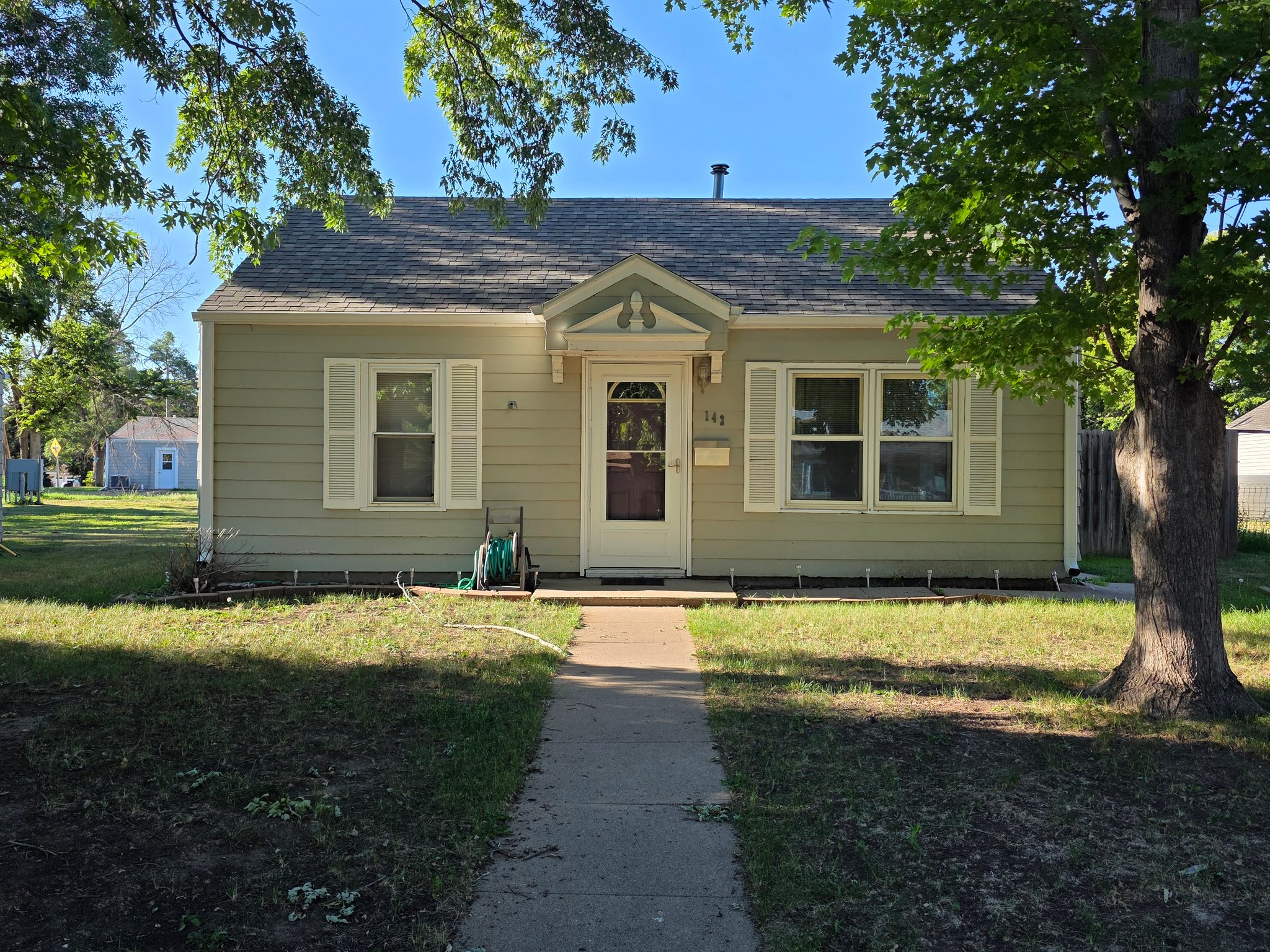 Holdrege House: 142 W 7th Avenue