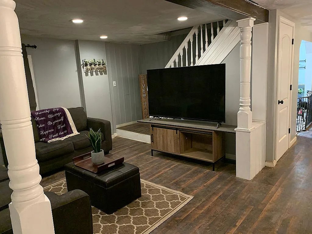 Utica House: 609 Buchanan Rd