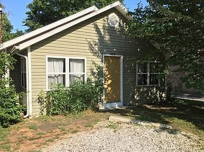 Fayetteville House: 258 S Hill Ave