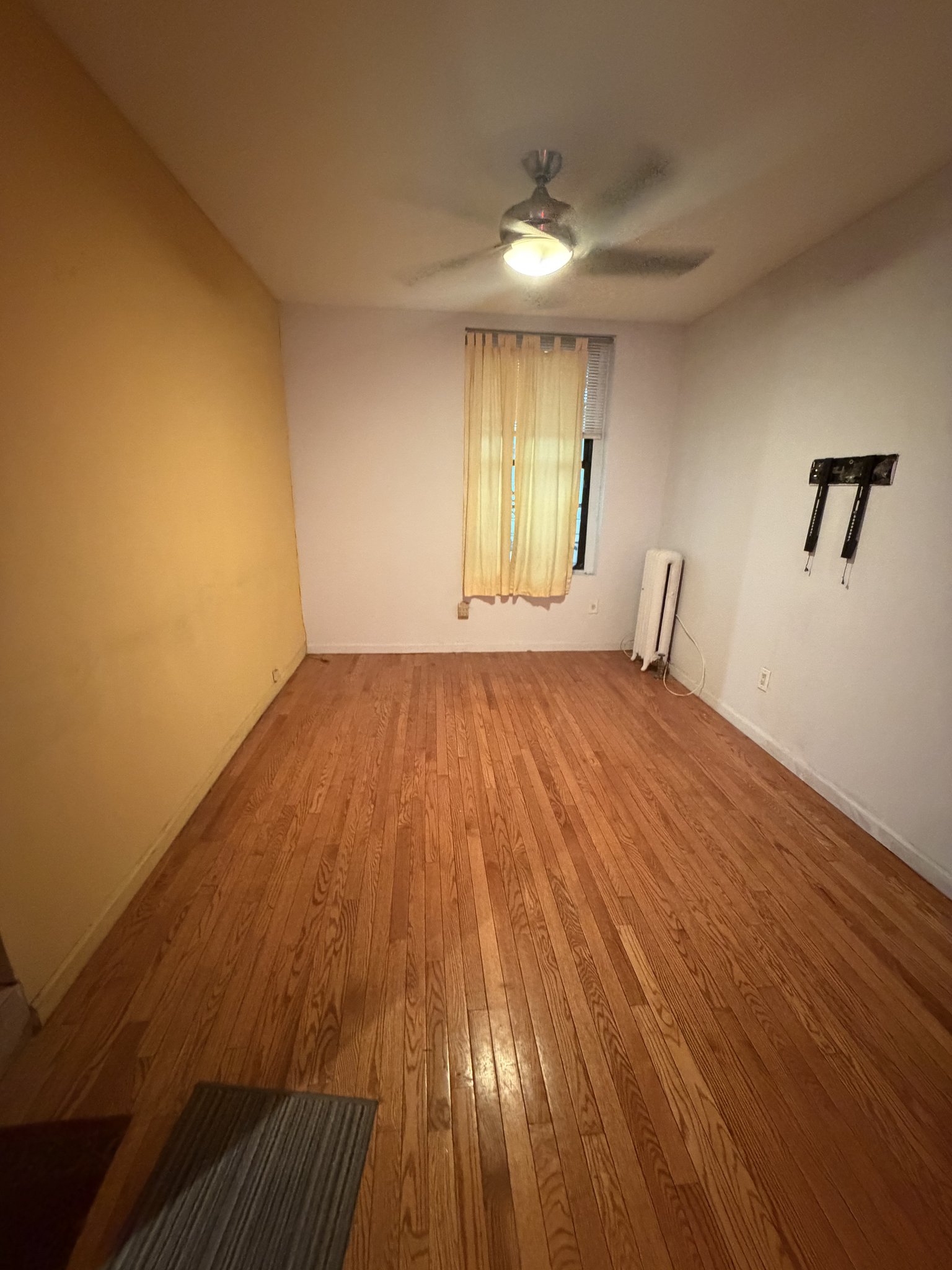 Astoria Apartment: 2116 35th St