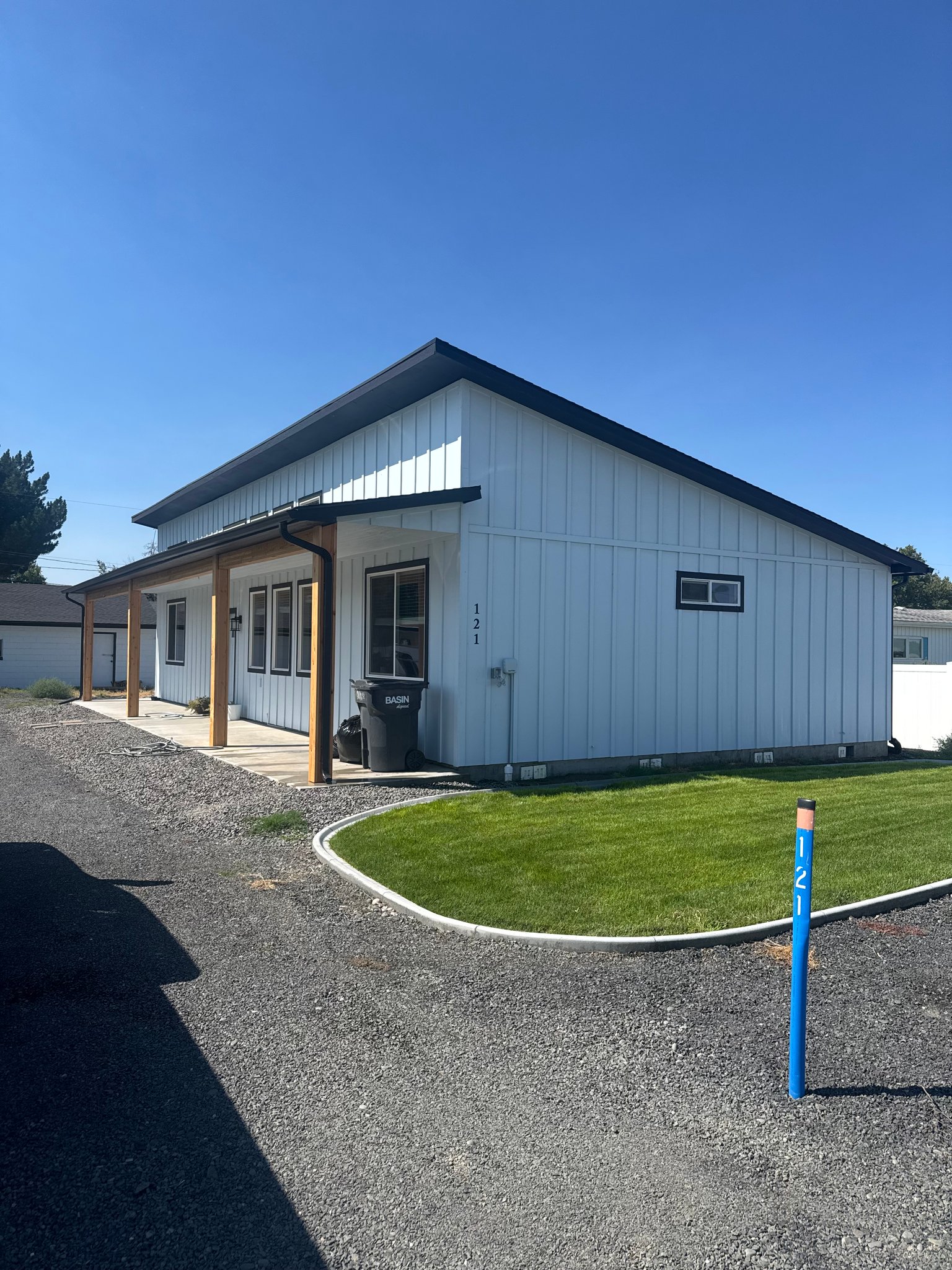 Burbank House: 121 Poplar Ave