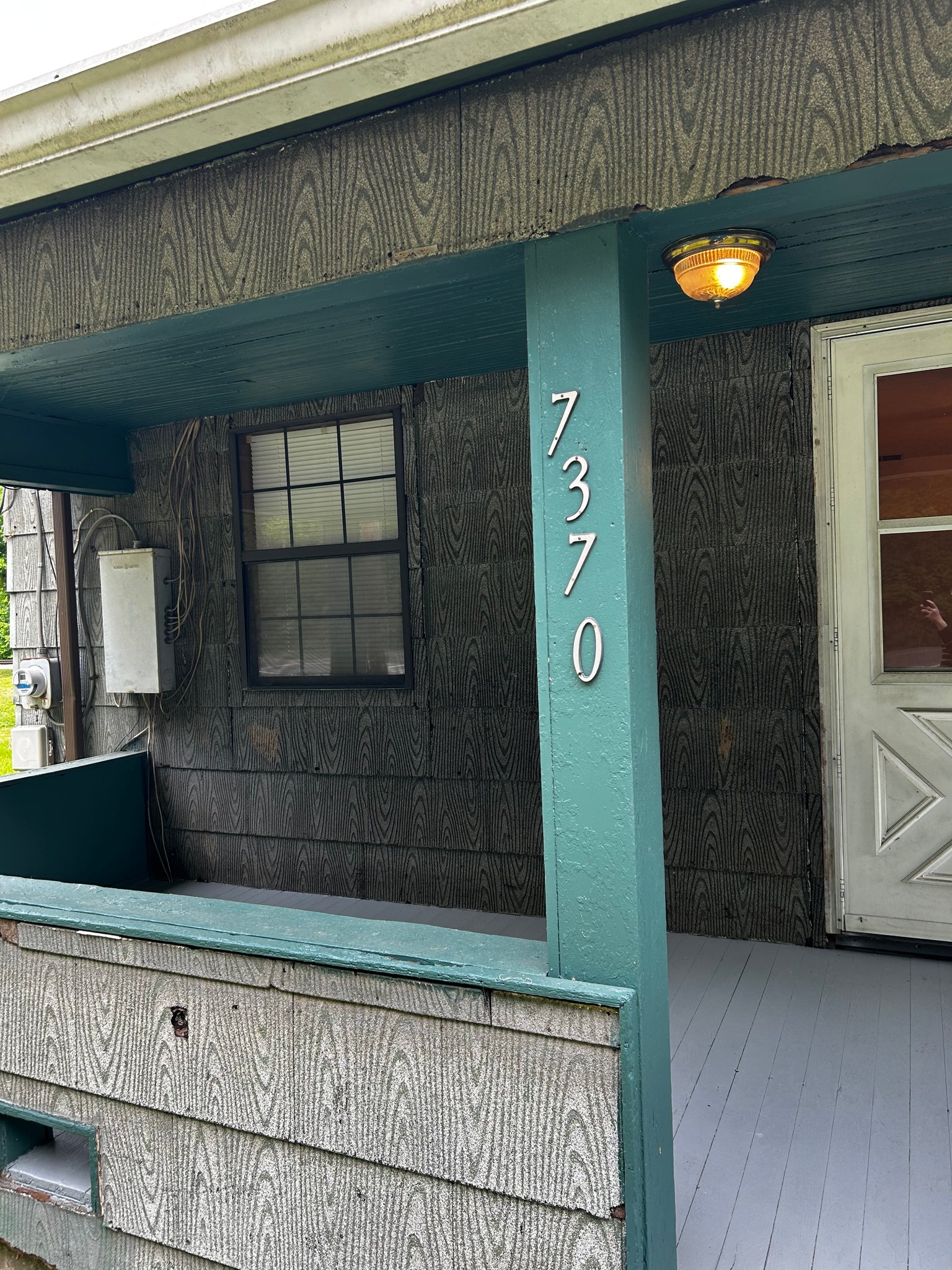 London House: 7370 E Dupont Avenue