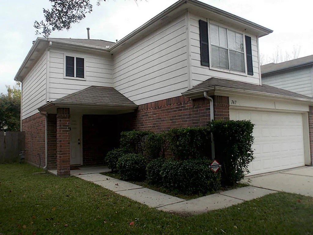 Houston House: 747 Oak West Dr