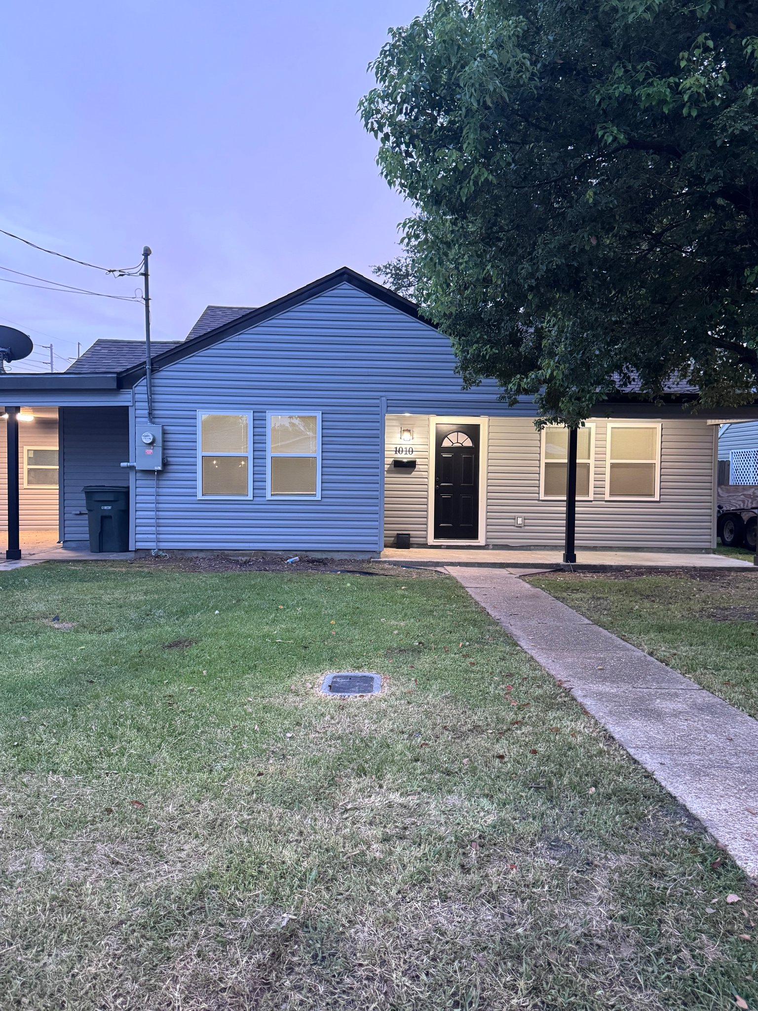 Lake Charles House: 1010 Azalea St