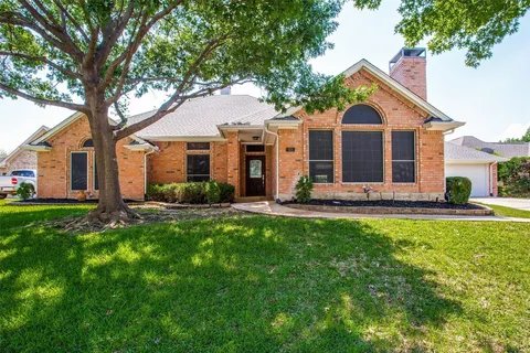 Highland Village House: 63 Remington Dr W