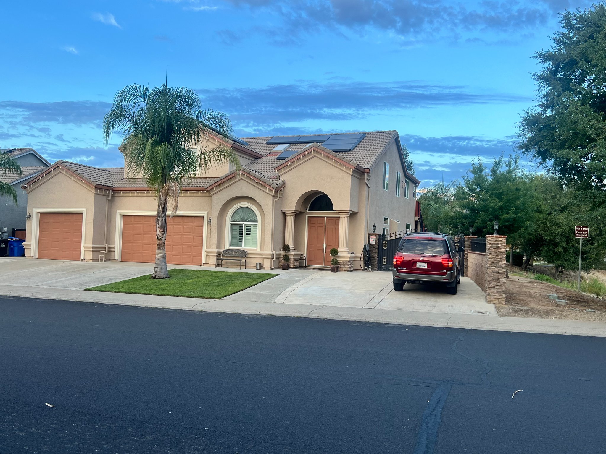 Elk Grove House: 8833 Harding Hall Dr