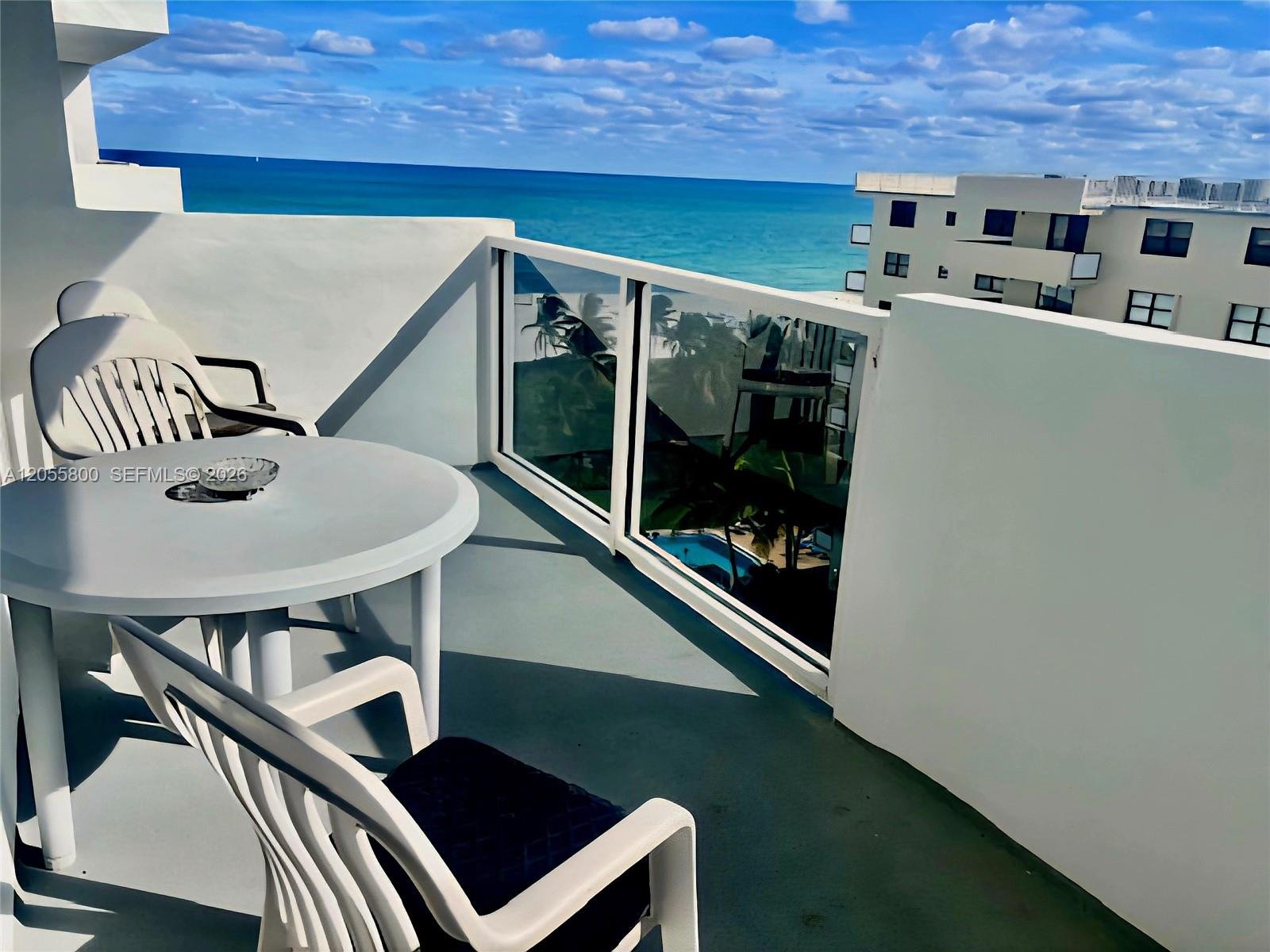 MIAMI BEACH Condo: 100 Lincoln Rd