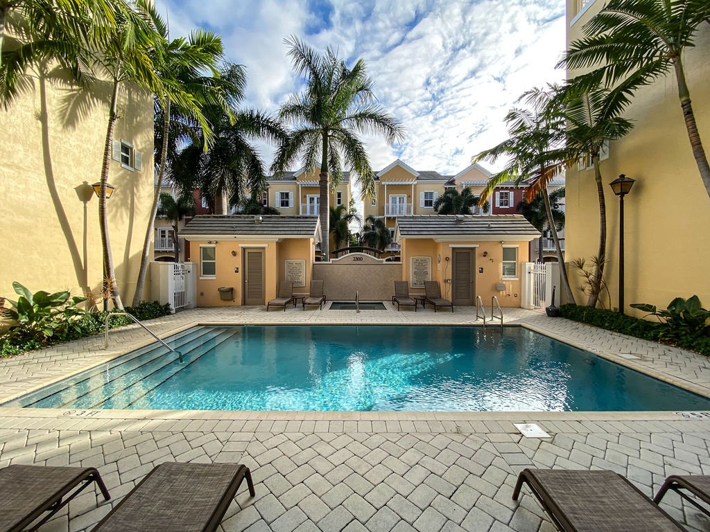 Lighthouse Point Townhome: 2322 Vintage Drive