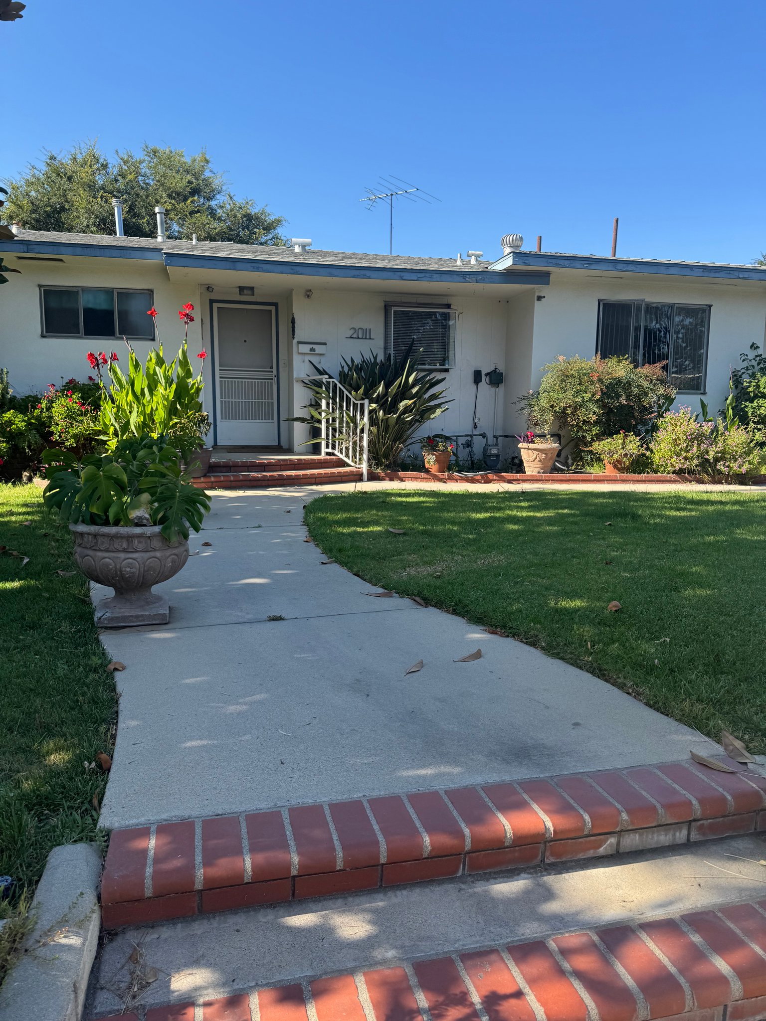 Orange House: 2011 Orange Grove Ave