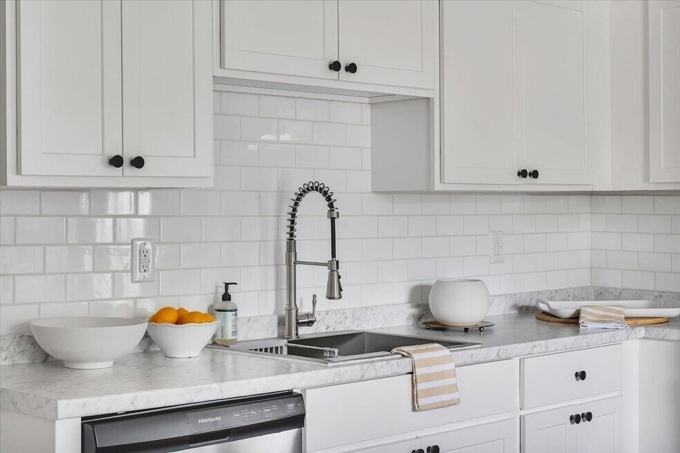 Gansevoort Single Room: 1 Mountain Ledge Dr.